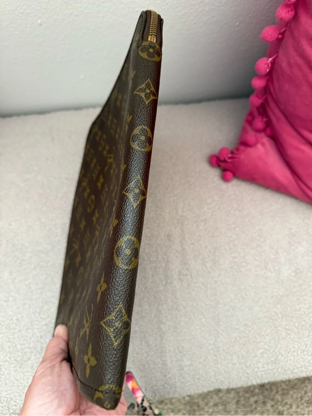 Louis Vuitton Vintage 1986 Zip Folio/tablet case. Zipper runs very smoothly.